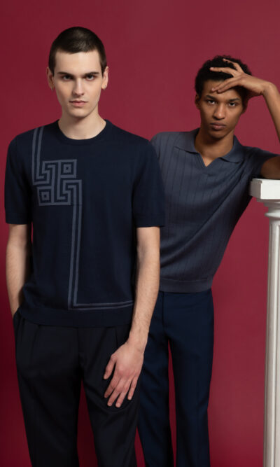 Look homme tee shirt bleu marine motif antique et polo gris