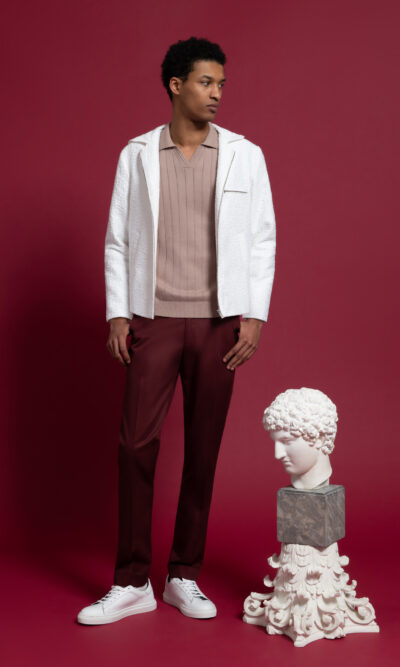 Blouson homme motif gaufré polo rose et pantalon bordeaux