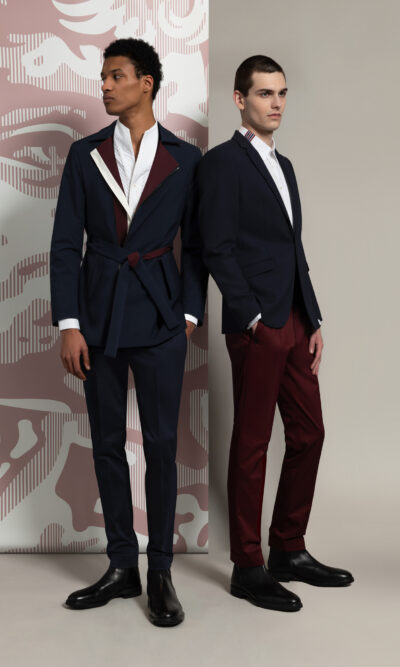 Looks hommes trench bicolore veste navy chemises blanches et pantalons bordeaux