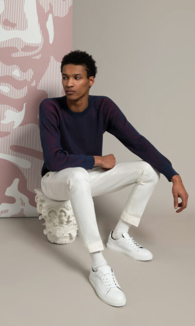 Look homme pull vanisé bordeaux bleu en coton et pantalon blanc