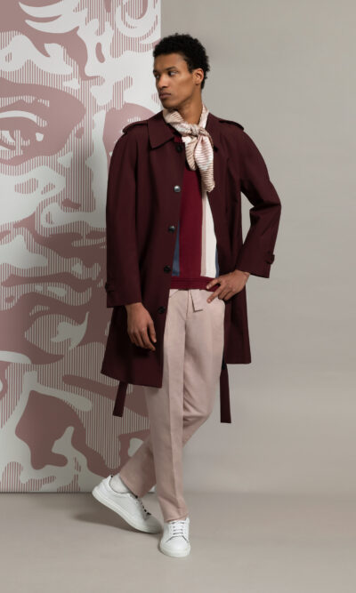 Look homme trench bordeaux et polo rayures