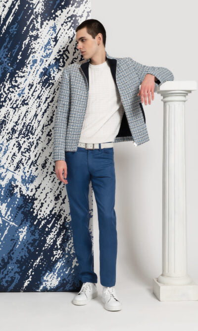Blouson bleu et blanc motif tissé pull blanc pantalon bleu