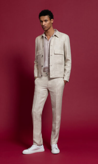 Ensemble homme beige à petits carreaux et chemise rose