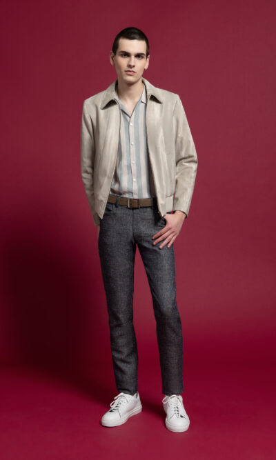 Blouson homme texturé beige, chemise manches courtes et pantalon lin coton gris bleu
