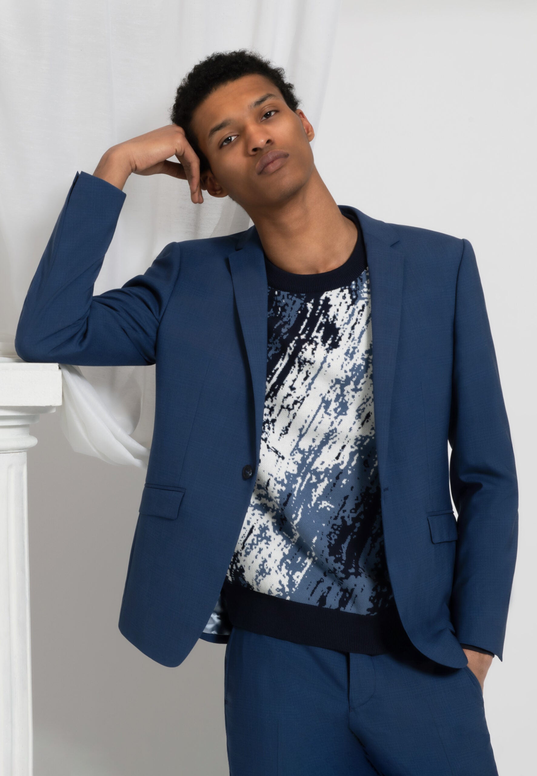 look homme costume laine bleu coupe ajustée col tailleur pull coton motif graphique