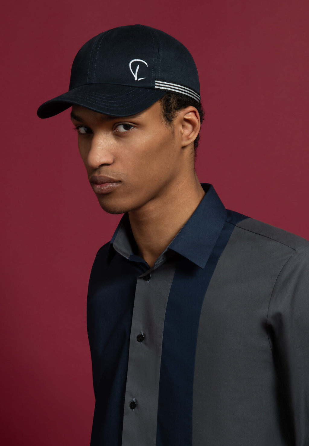 look homme chemise coton grise rayure bleue casquette bleue