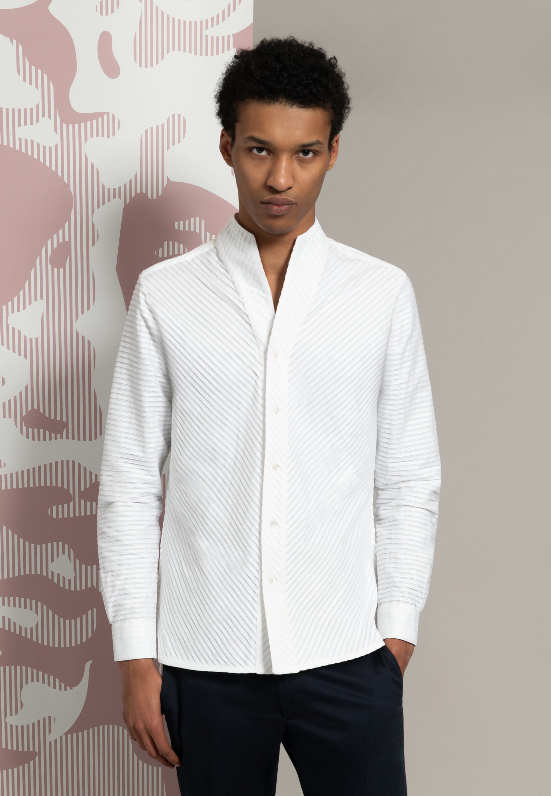 look homme chemise blanche col montant pantalon bleu marine