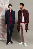 look homme veste col rib bleu marine et trench coat bordeaux
