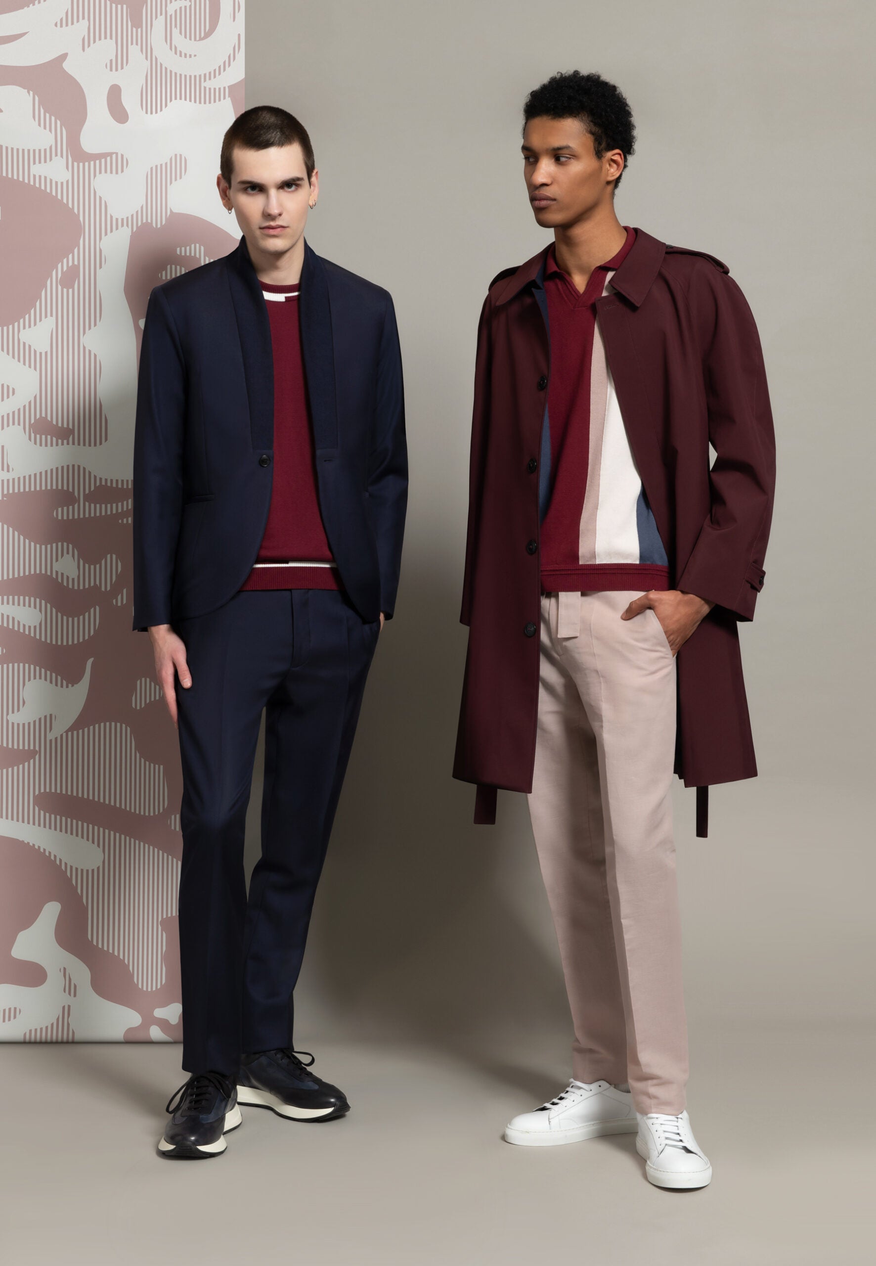 look homme veste col rib bleu marine et trench coat bordeaux