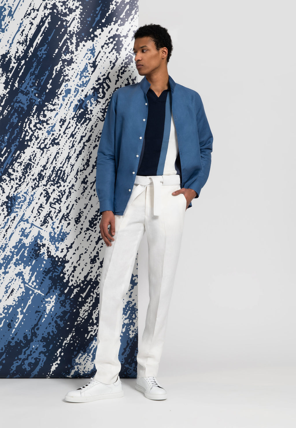 chemise homme en lin bleu polo a rayures bleues et blanches pantalon lin blanc