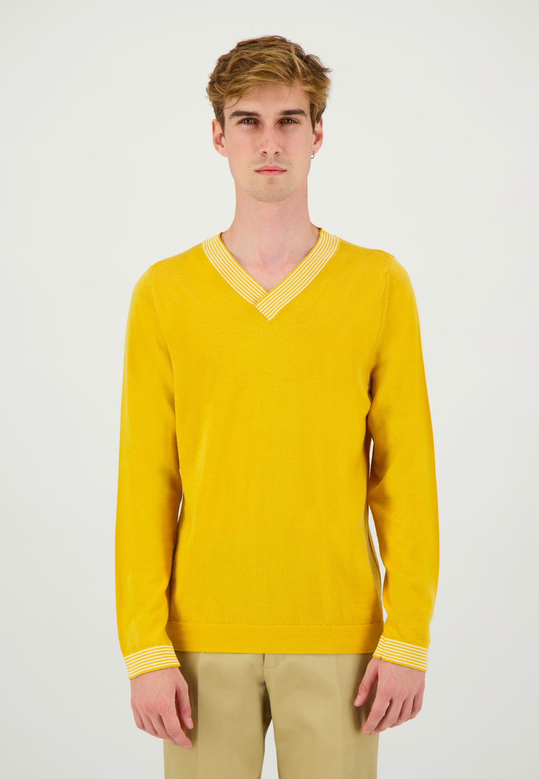 Pull col V jaune