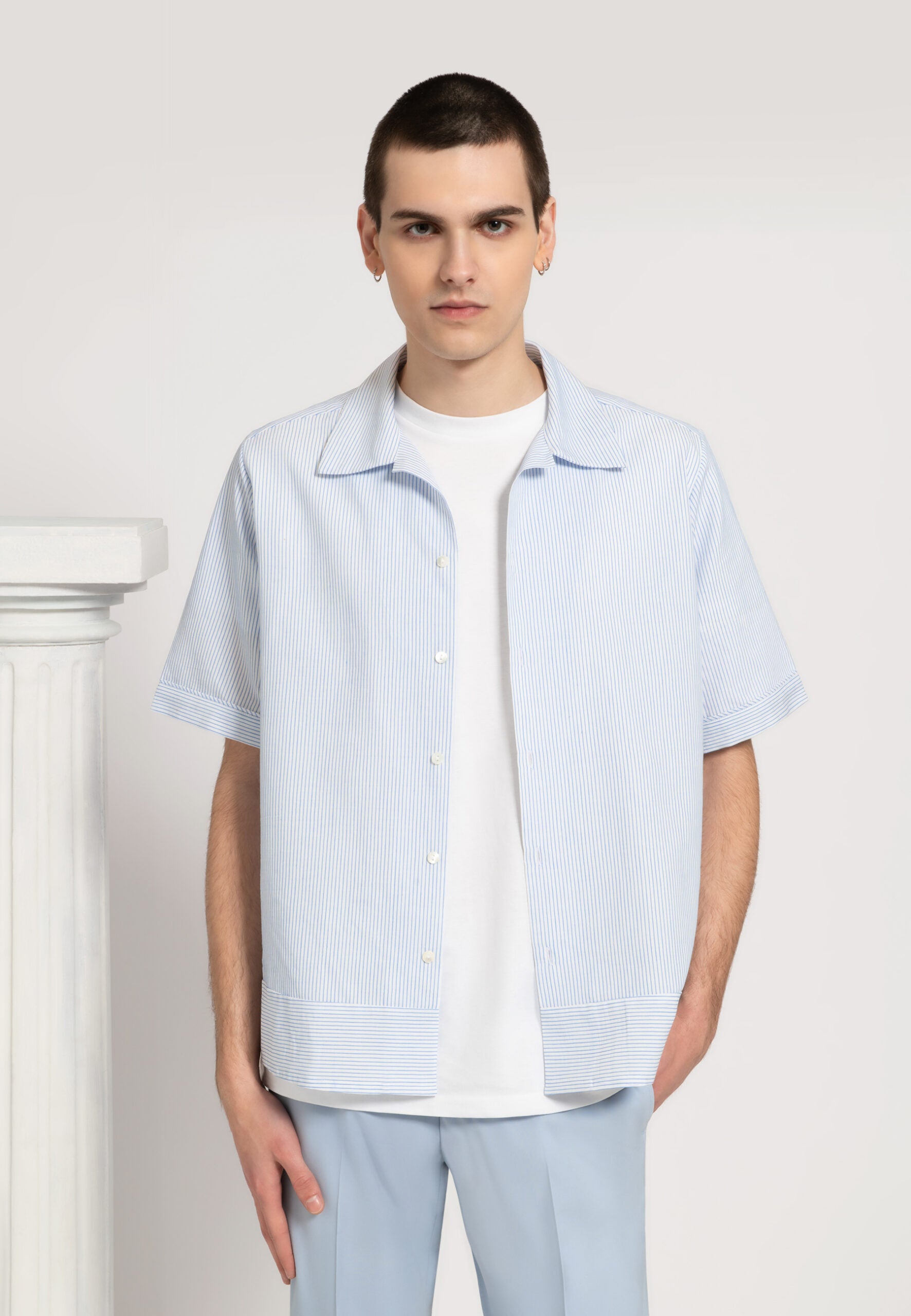look homme chemise manches courtes bleu ciel t-shirt blanc pantalon bleu ciel