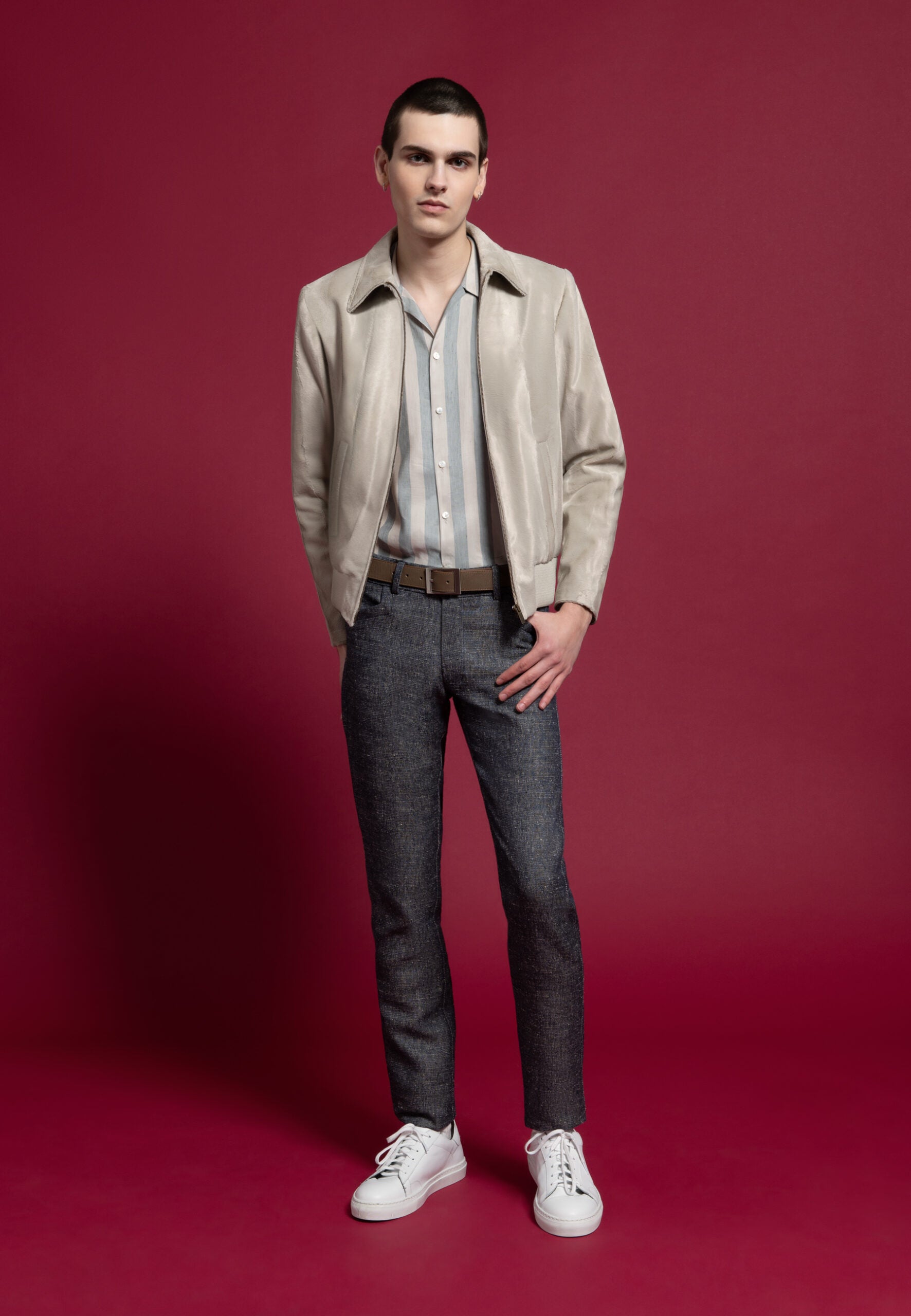 blouson homme texturé a poil beige, chemise manches courtes a rayures pantalon lin coton gris bleu