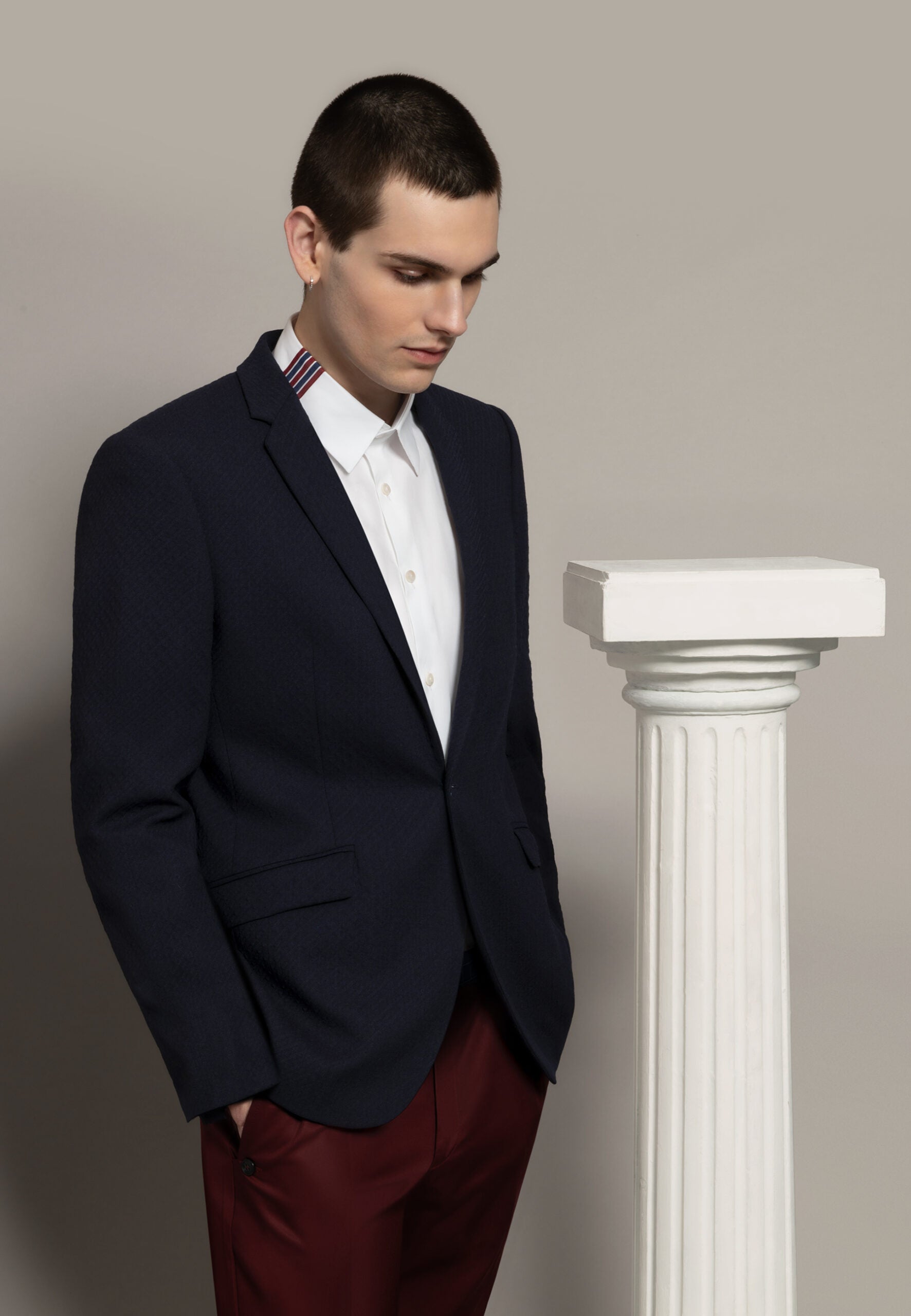 look homme veste laine marine chemise coton blanche pantalon coton bordeaux