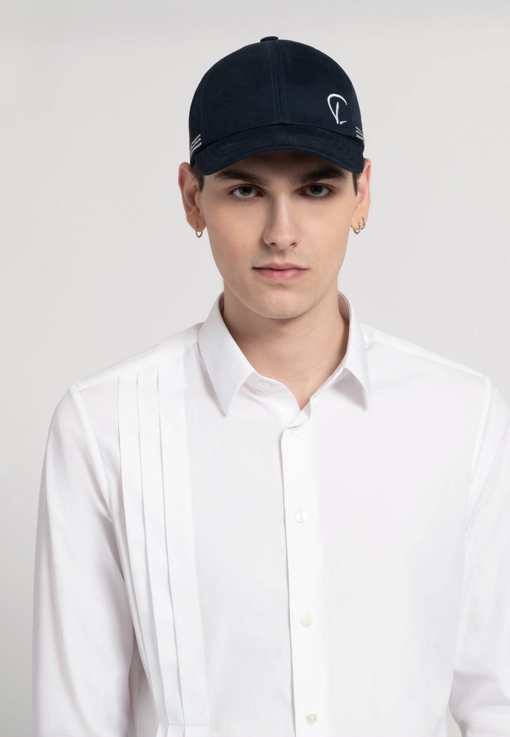 look homme chemise coton blanche plissée casquette bleu marine