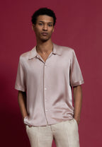 look homme chemise manches courtes rose brillante pantalon lin beige