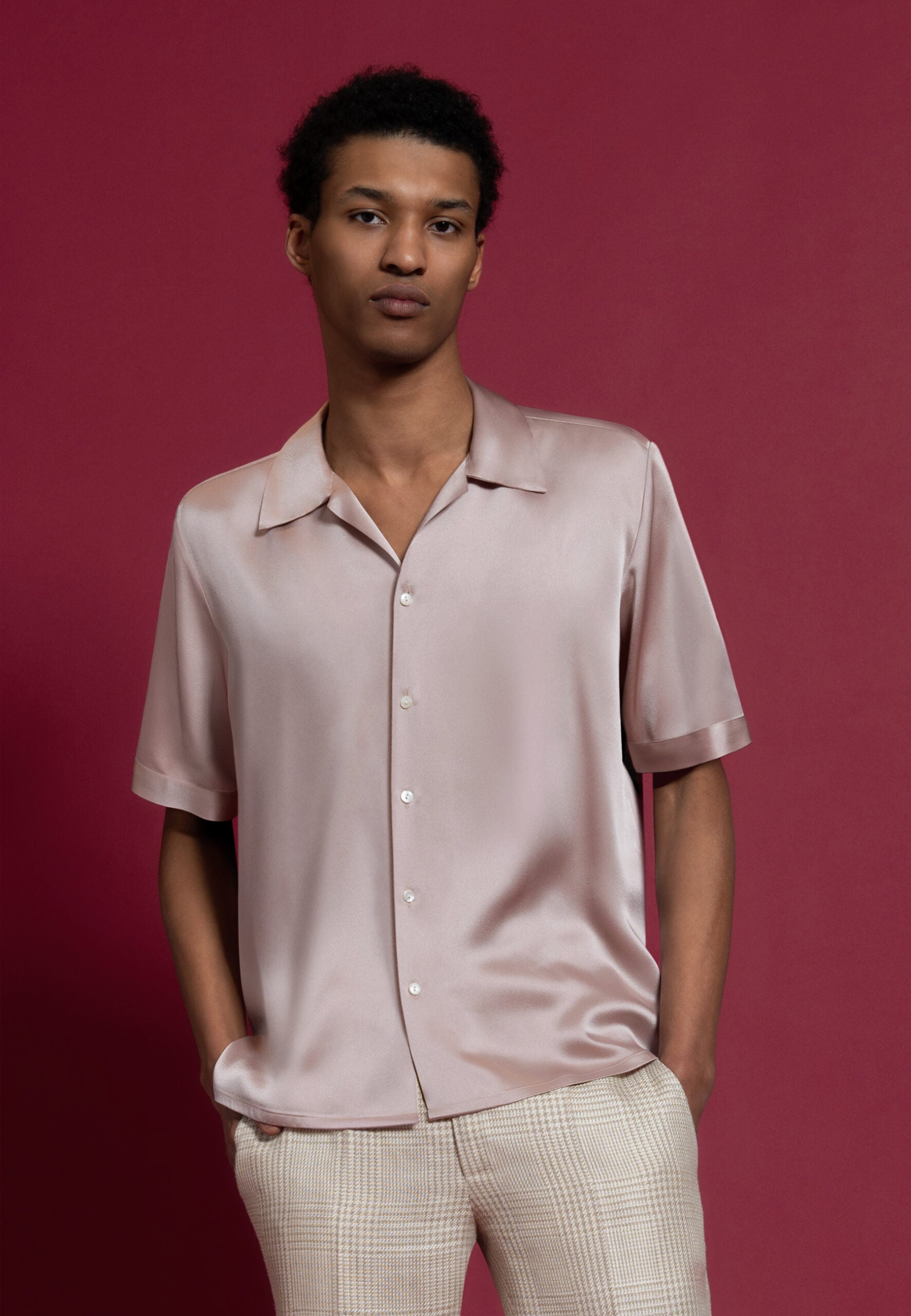 look homme chemise manches courtes rose brillante pantalon lin beige