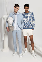 look homme costume bleu ciel et pull graphique visage antique