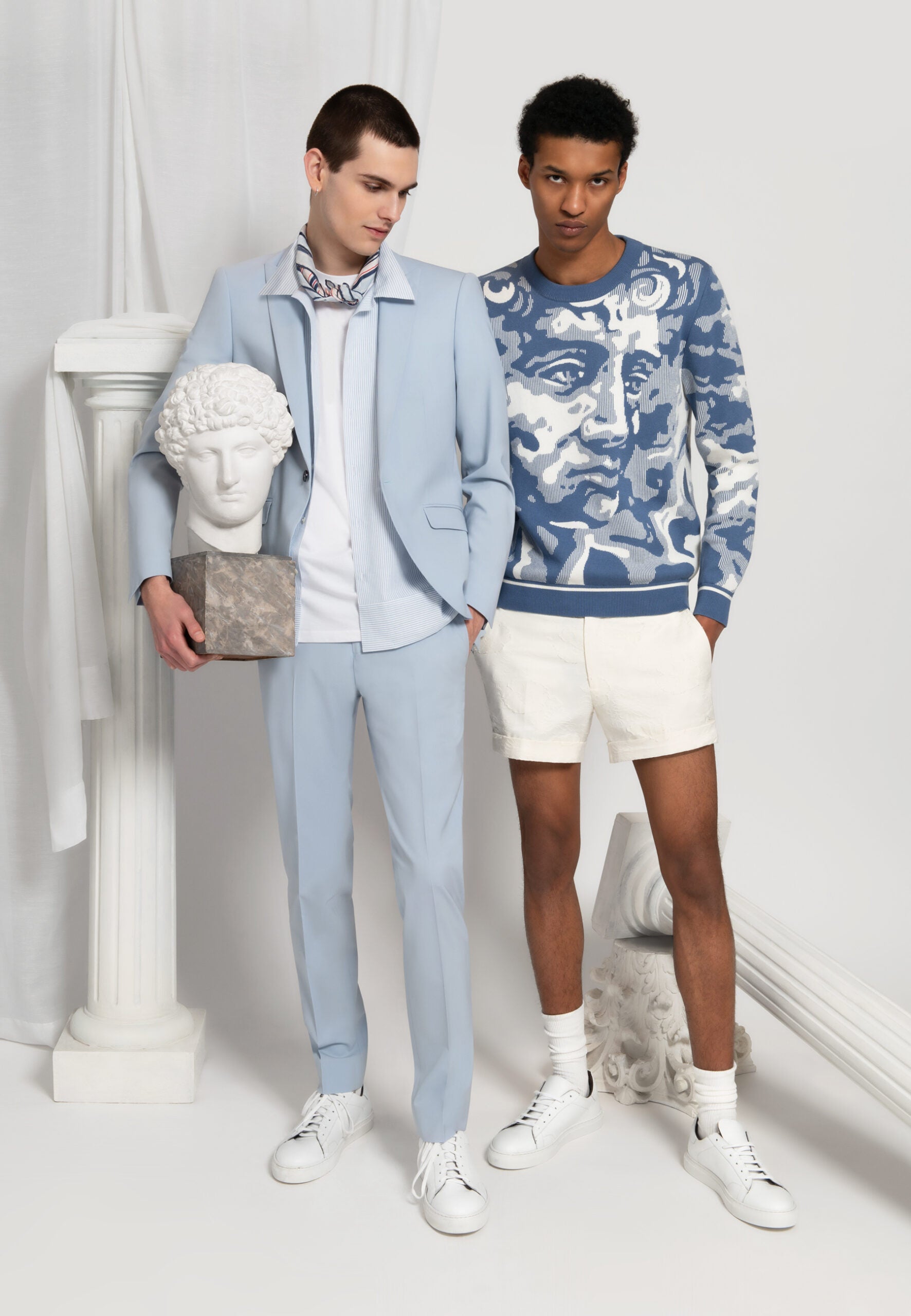 look homme costume bleu ciel et pull graphique visage antique
