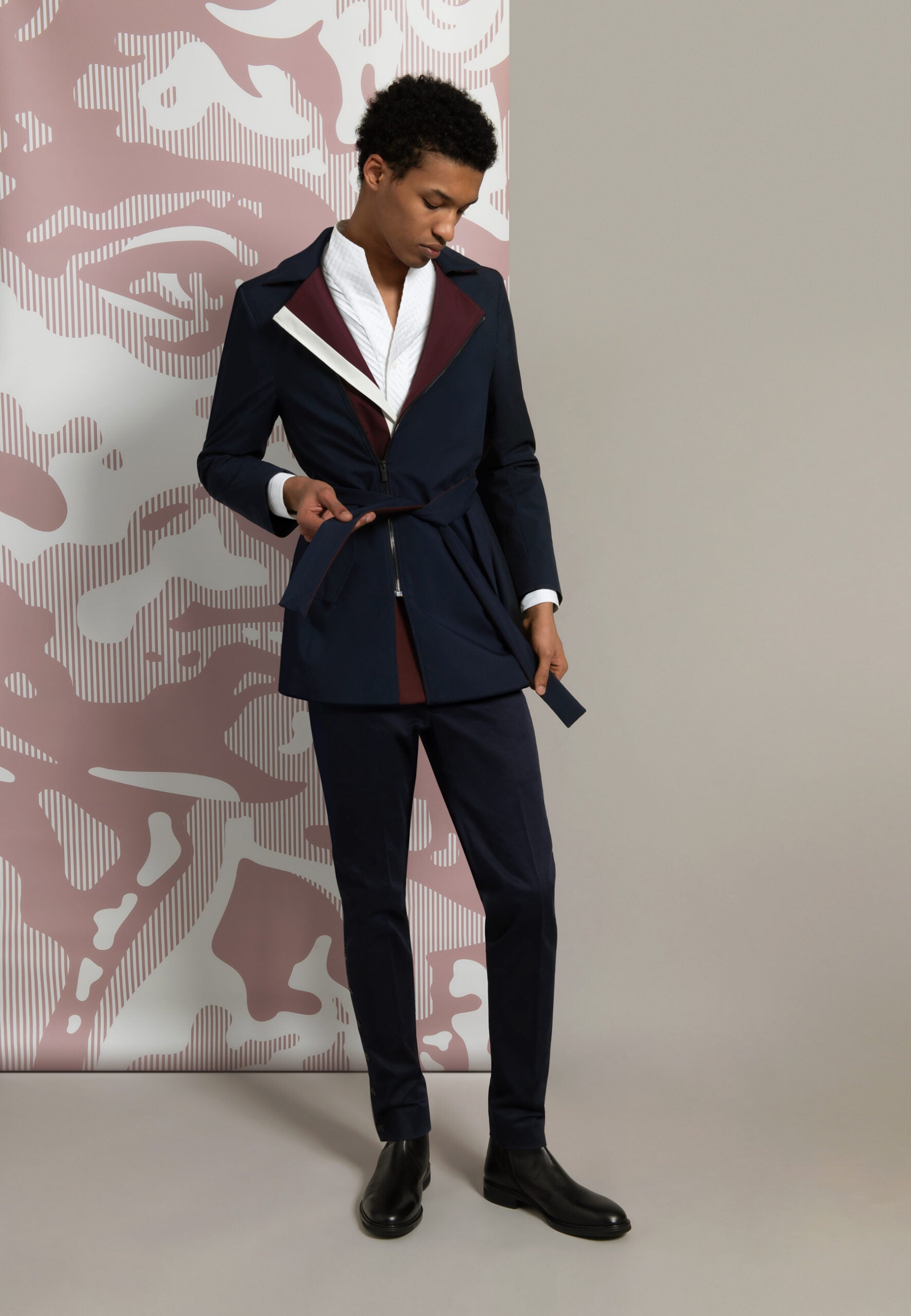 trois quart tricolore et chemise col montant blanche