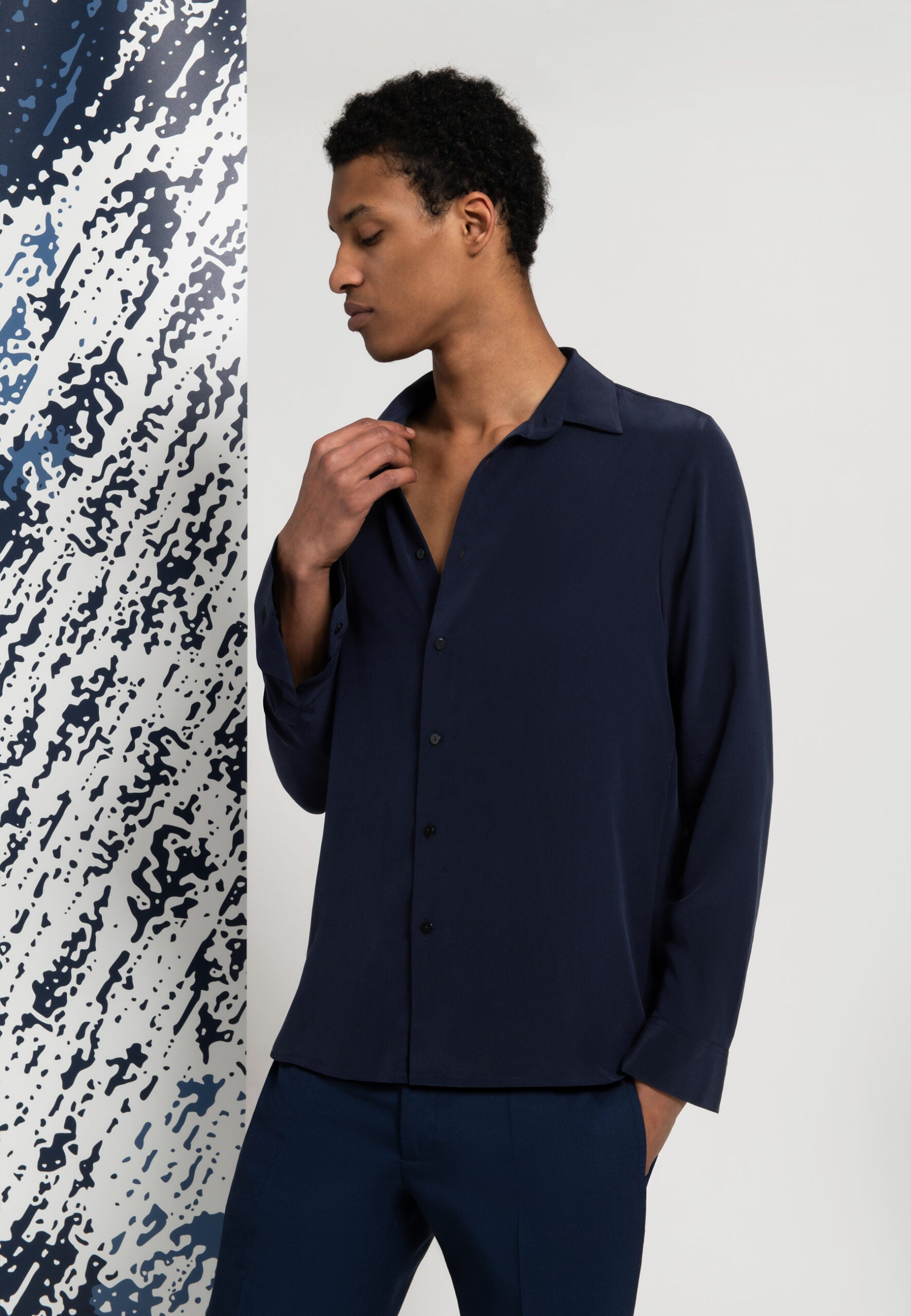 look homme chemisie soie marine pantalon laine bleu