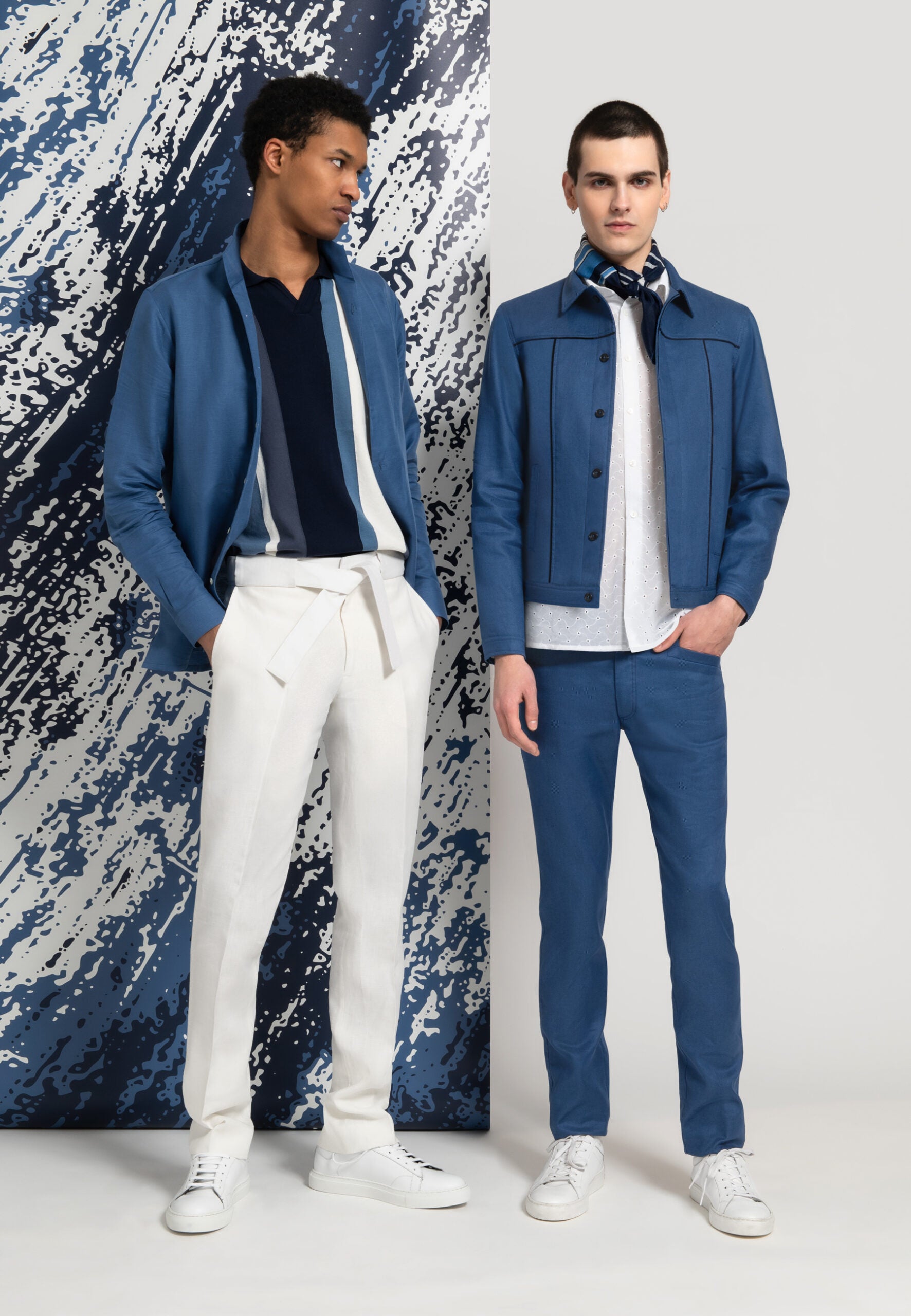 look duo hommes chemise lin bleu pantalon lin blanc blouson trucker bleu et pantalon bleu