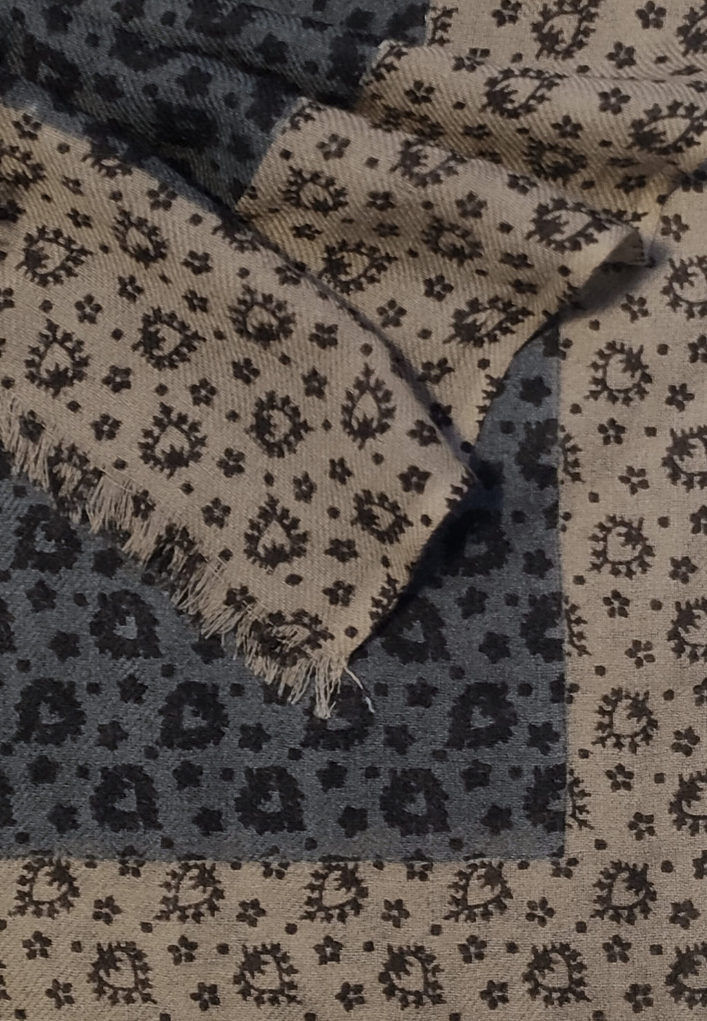 foulard imprimé gris et beige motifs cashemere