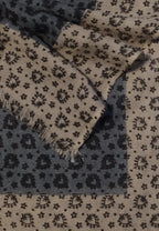 foulard imprimé gris et beige motifs cashemere