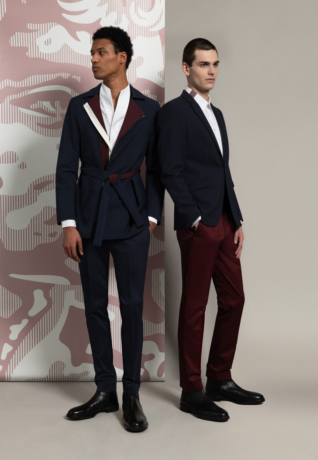 look hommes trench bicolore veste navy chemises blanches et pantalons bordeaux