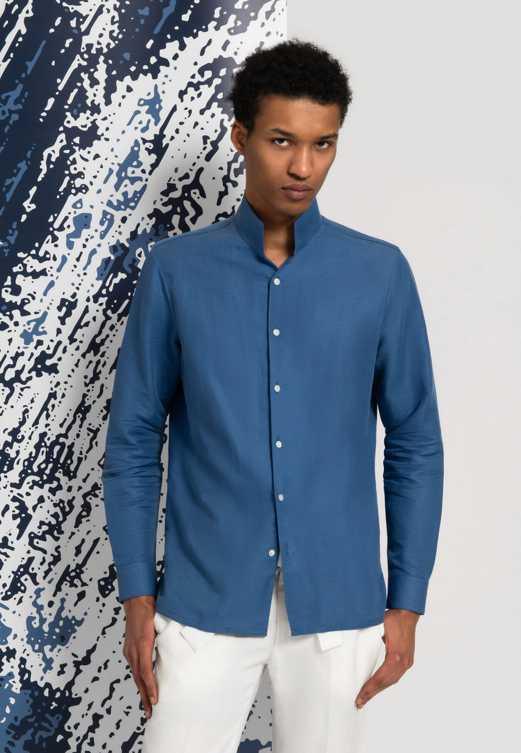 look homme chemise lin bleu col officier pantalon blanc