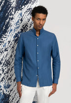 look homme chemise lin bleu col officier pantalon blanc