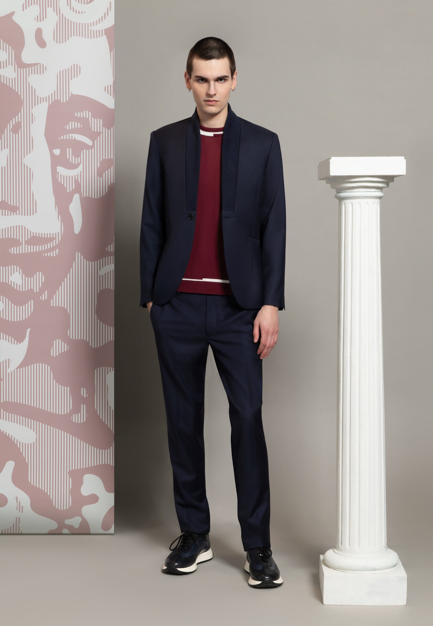 veste homme bleu marine col rib et tee shirt bordeaux rayures banches