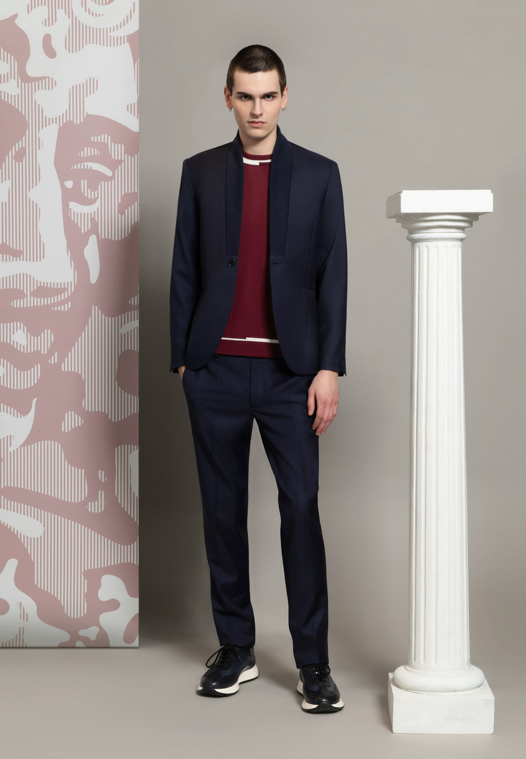 veste homme bleu marine col rib et tee shirt bordeaux rayures banches