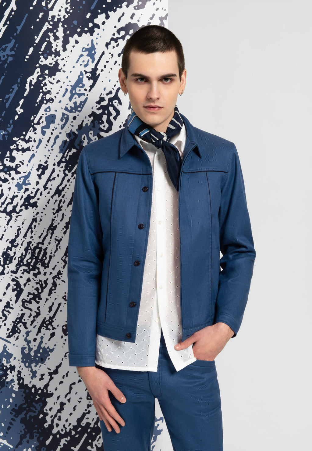 look homme blouson trucker bleu chemise blanche