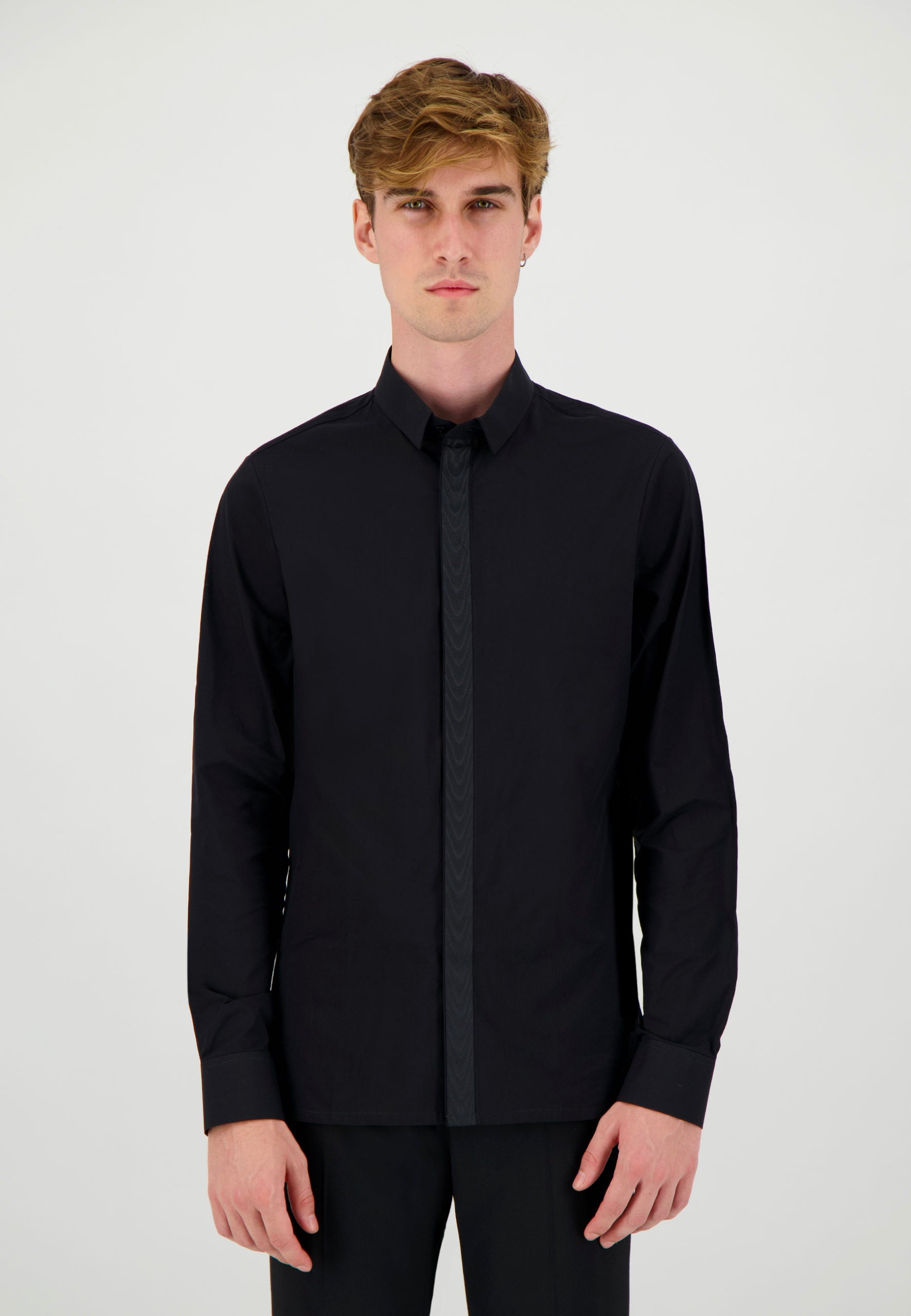 Chemise noire gorge galon