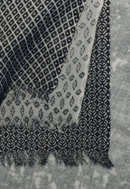 foulard imprimé gris fonçé et gris clair motifs cashemere