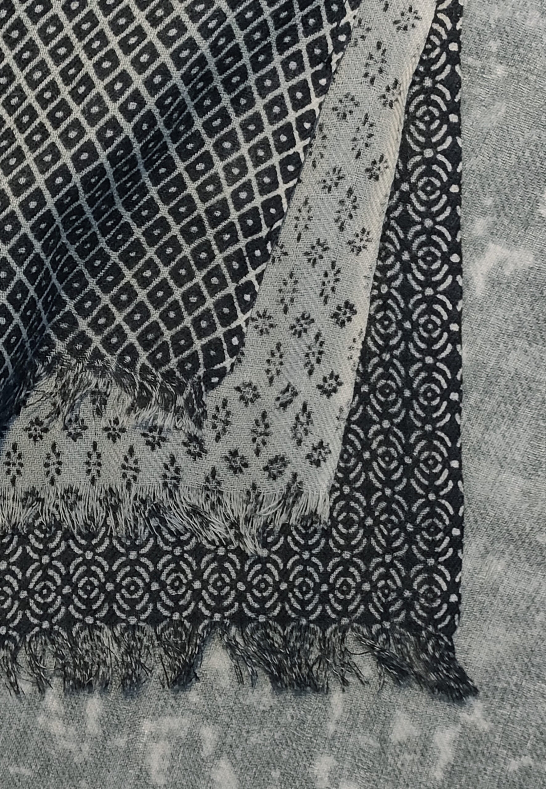 foulard imprimé gris fonçé et gris clair motifs cashemere