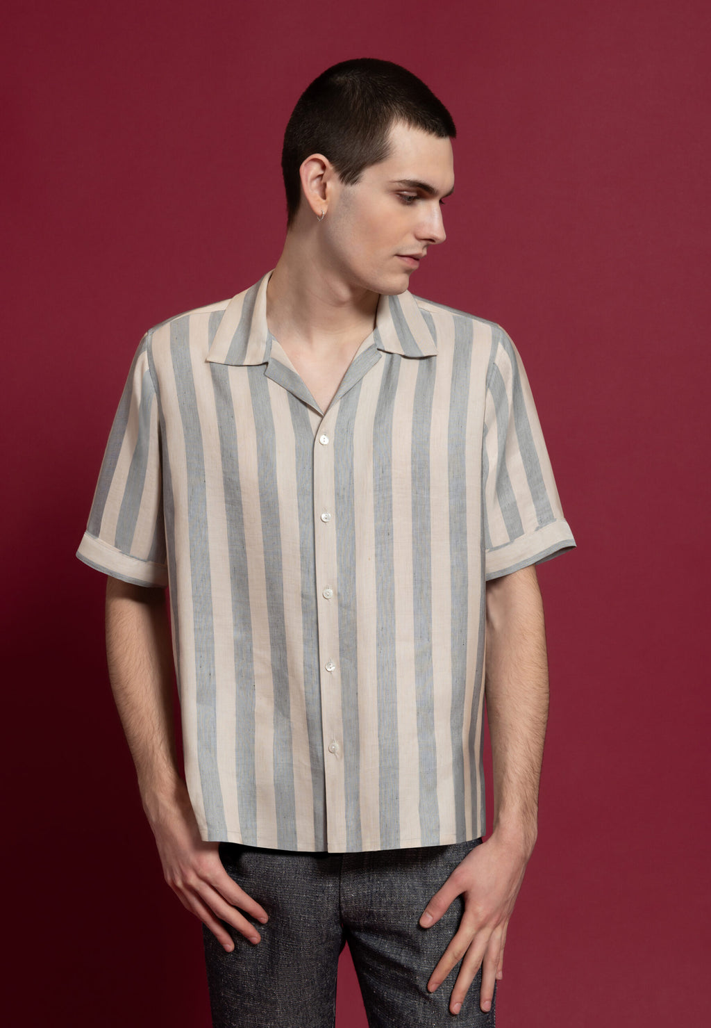 look homme chemise manches courtes rayures beiges et grises jean