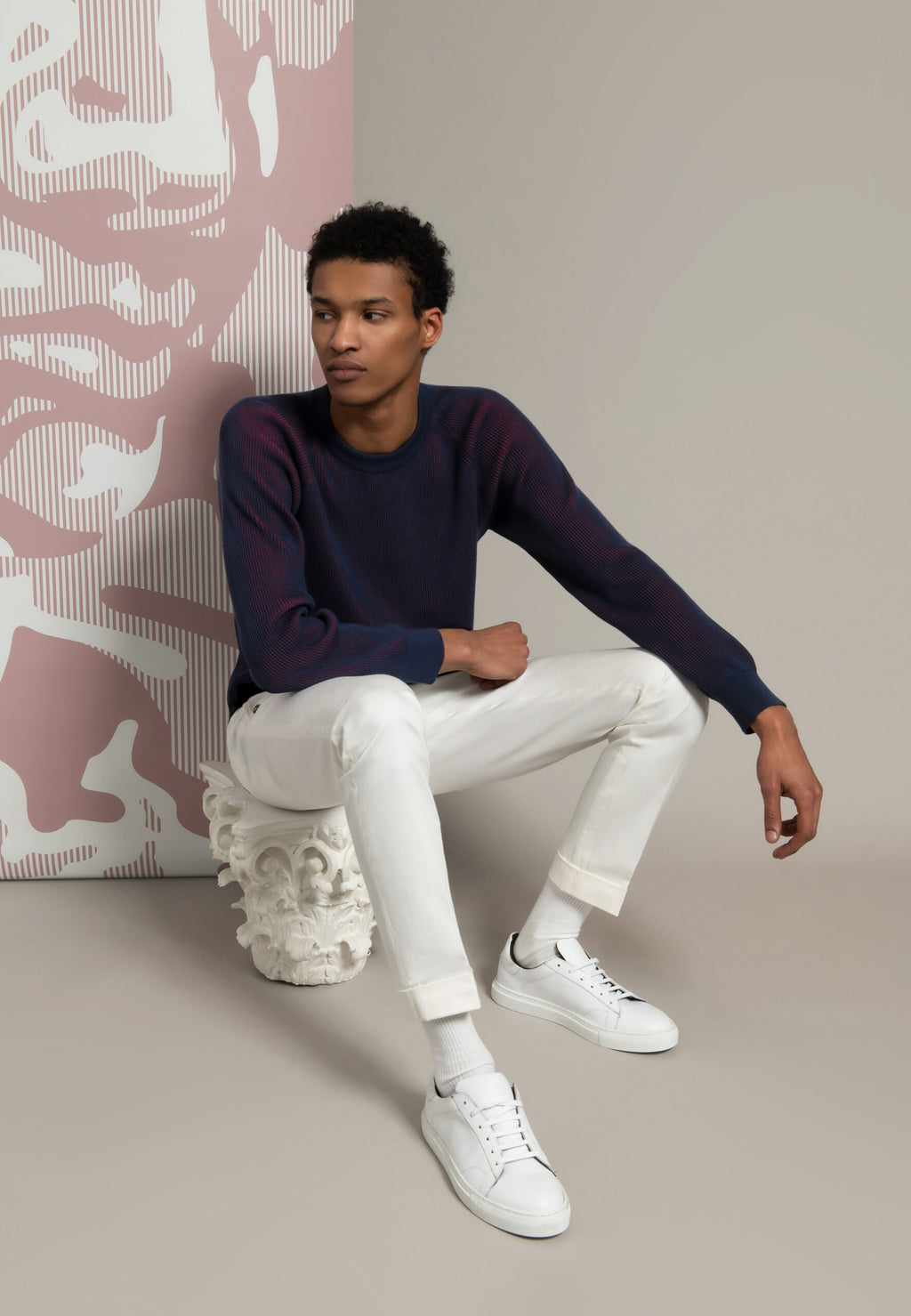 look homme pull vanisé bordeaux bleu en coton et pantalon blanc