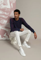 look homme pull vanisé bordeaux bleu en coton et pantalon blanc