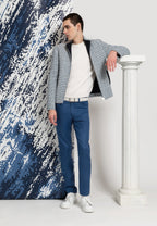 blouson bleu et blanc motif tissé pull blanc pantalon bleu