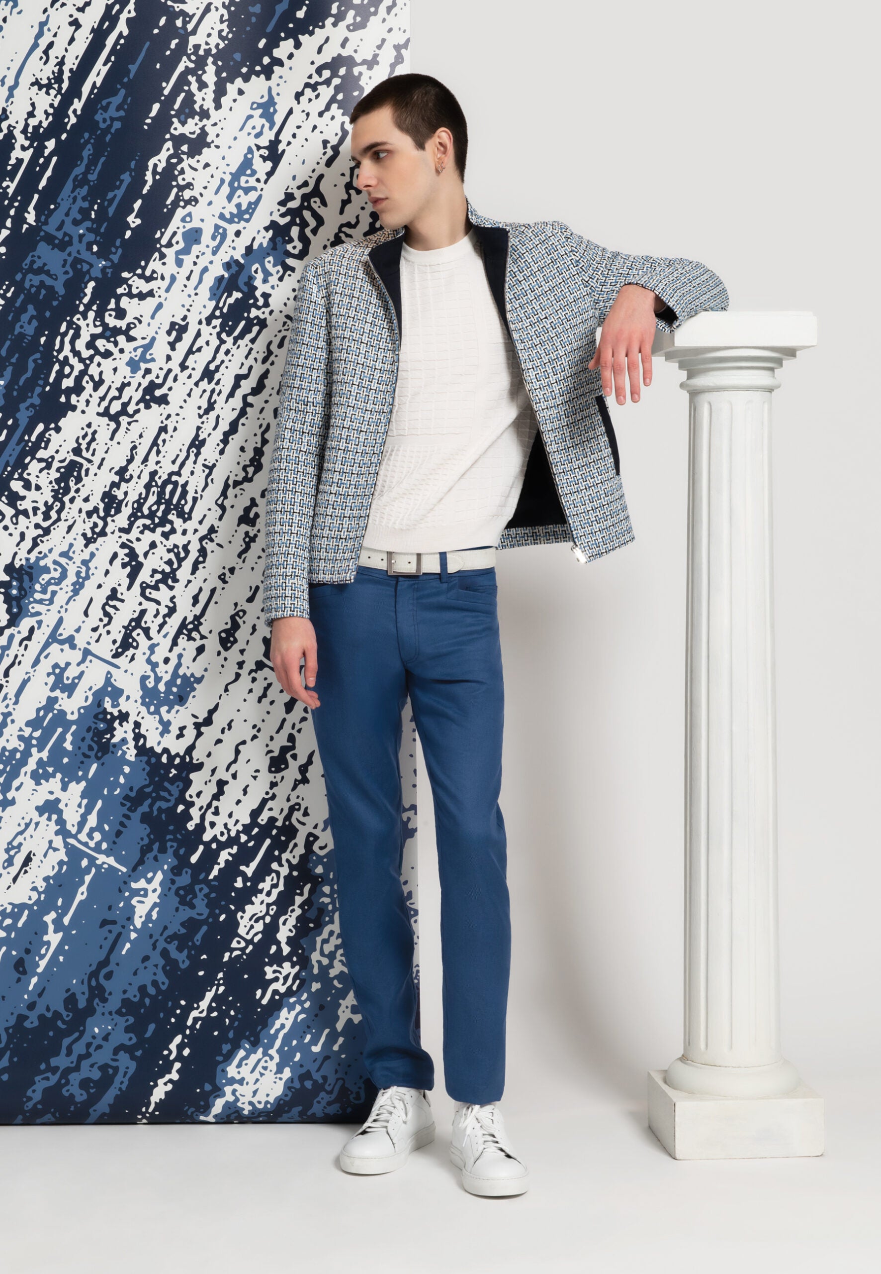 blouson bleu et blanc motif tissé pull blanc pantalon bleu