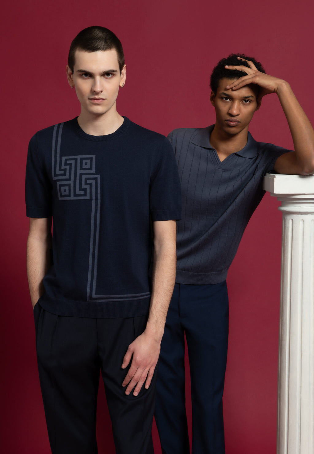 look homme tee shirt bleu marine motif antique et polo gris