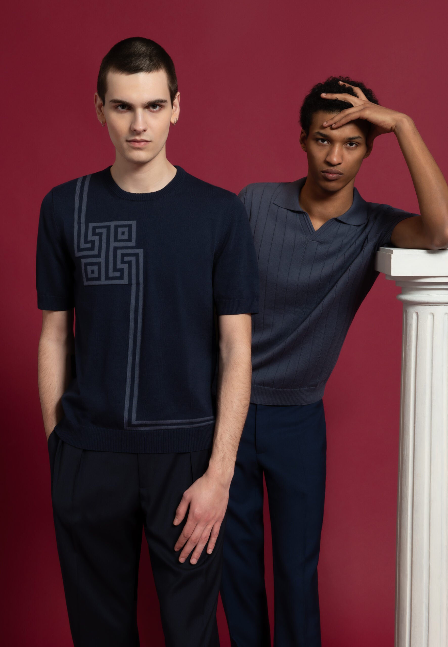 look homme tee shirt bleu marine motif antique et polo gris