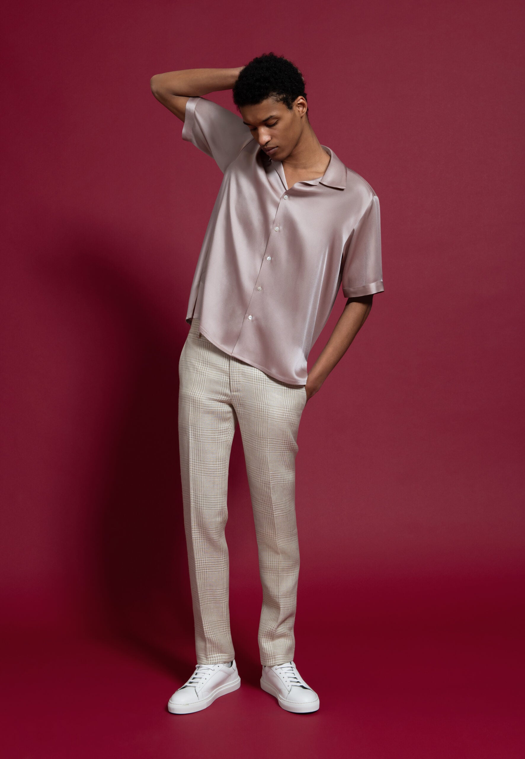 chemise homme rose et pantalon a petit carreaux beige