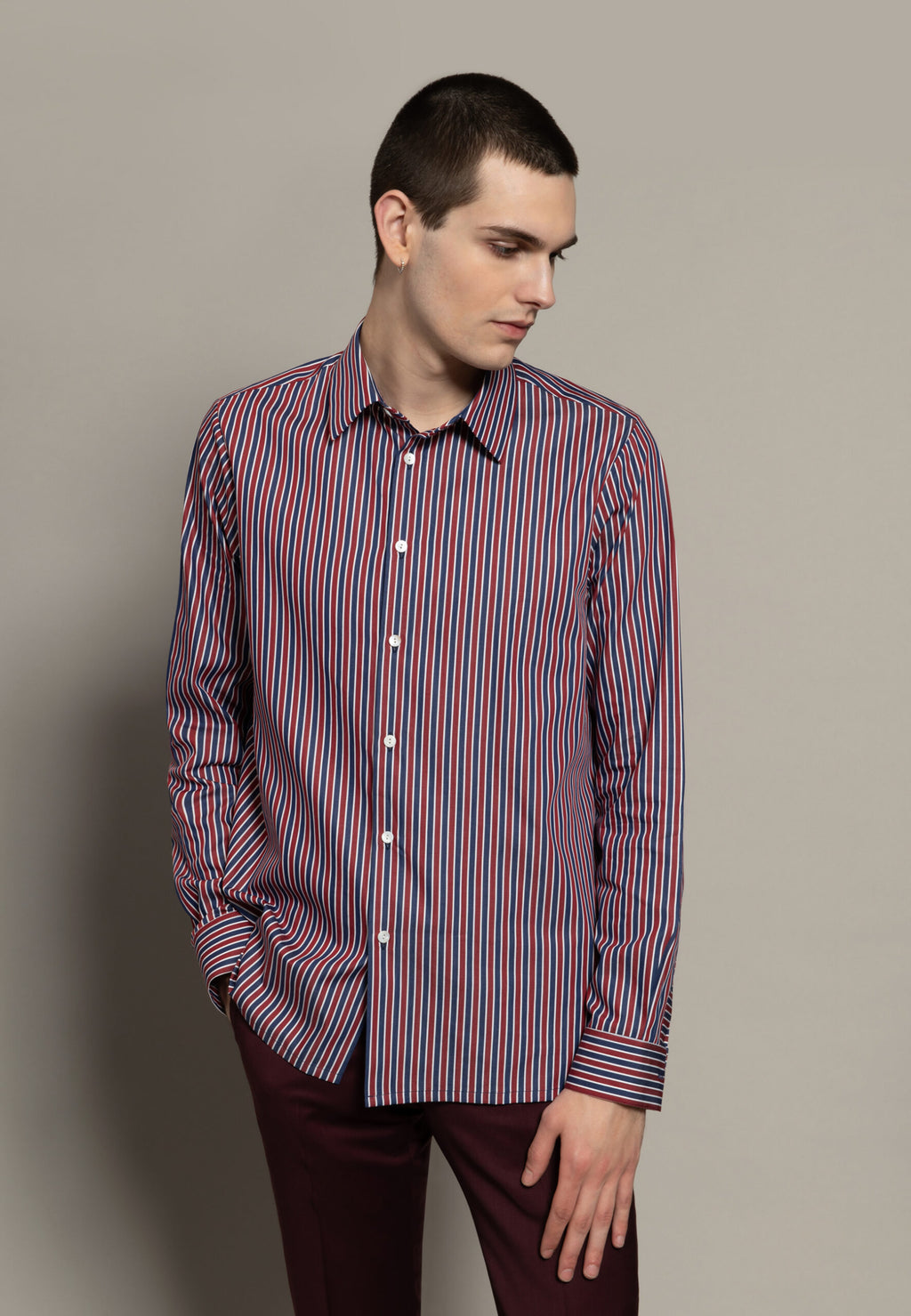 look homme chemise coton rayures bleues et bordeaux pantalon bordeaux