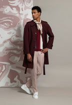 look homme trench bordeaux et polo rayures