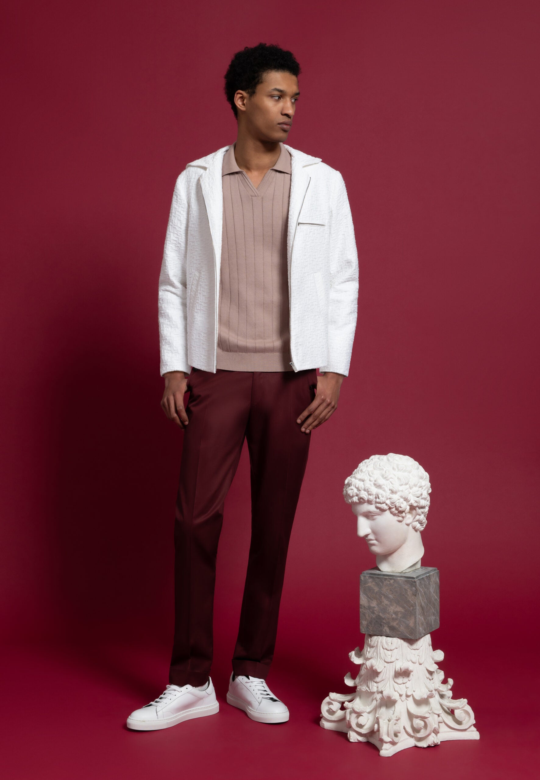 blouson homme motif gauffré polo rose et pantalon bordeaux