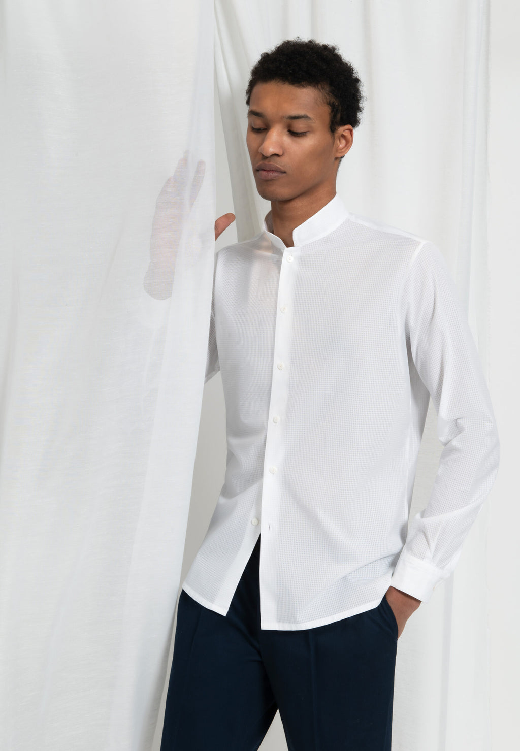 look homme chemise coton col mao blanche pantalon laine marine