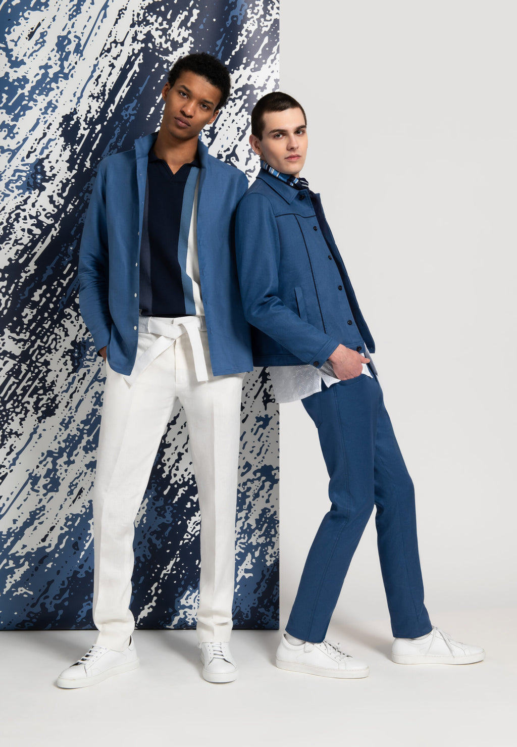 look duo hommes chemise lin bleu pantalon lin blanc blouson trucker bleu et pantalon bleu